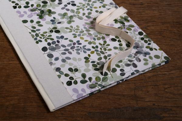 Binder with eukalyptus motif